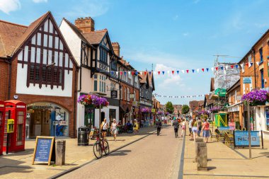 STRATFORD-UPON-AVON, İngiltere - 11 Haziran 2022: Bir yaz günü, İngiltere 'de Stratford' daki tipik sokak ve eski binalar