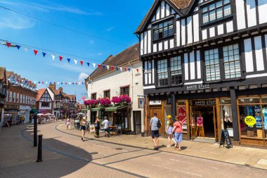 STRATFORD-UPON-AVON, İngiltere - 11 Haziran 2022: Stratford 'da bir yaz günü, İngiltere' de Avon üzerinde yarım keresteli eski bir ev