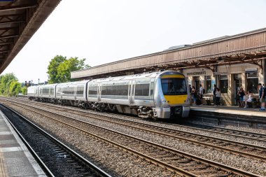 ROYAL LEAMINGTON SPA, İngiltere - 11 Haziran 2022: Kraliyet Leamington Spa tren istasyonu, İngiltere