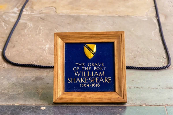 ストラトフォード アポン エイボン 2022年6月11日 ストラトフォードの聖三位一体教会の詩人ウィリアム シェイクスピアの墓 — ストック写真