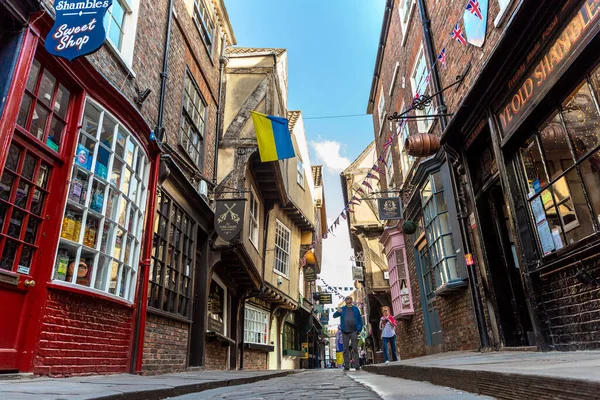 英国约克 2022年6月10日 英国北约克郡 约克旧城的一条中世纪街道 阳光明媚的夏日 — 图库照片