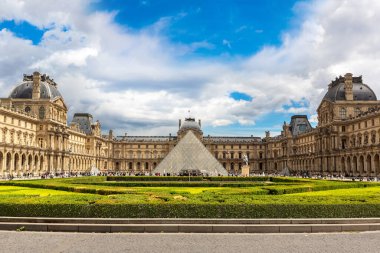 PARIS, FRANCE - Haziran 01, 2022: Louvre and Pyramid - Fransa 'nın bir yaz gününde Paris' teki dünyanın en büyük müzelerinden biridir.