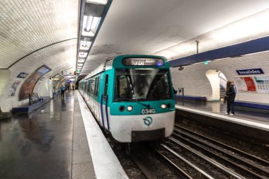 PARIS, FRANCE - 1 Haziran 2022 Paris Metro, Fransa 'da bir yaz gününde Paris' teki en büyük yeraltı sistemi.