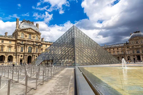 2022年6月1日 卢浮宫和金字塔是巴黎夏季世界上最大的博物馆之一 — 图库照片