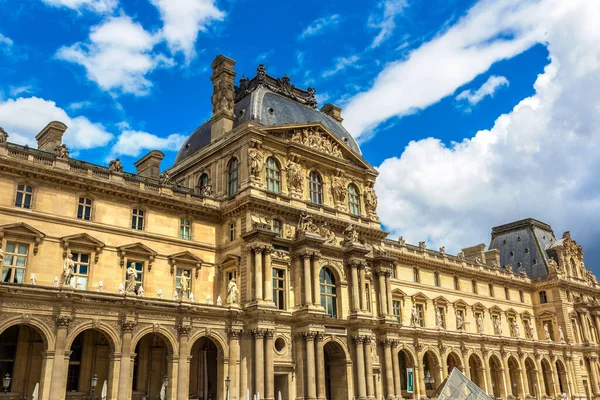 2022年6月1日 ルーブル美術館 パリの夏の日 フランスで世界最大の博物館の1つです — ストック写真