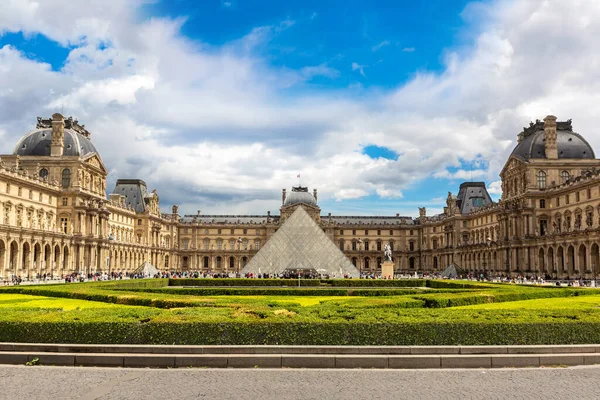 Paris France Haziran 2022 Louvre Pyramid Fransa Nın Bir Yaz — Stok fotoğraf