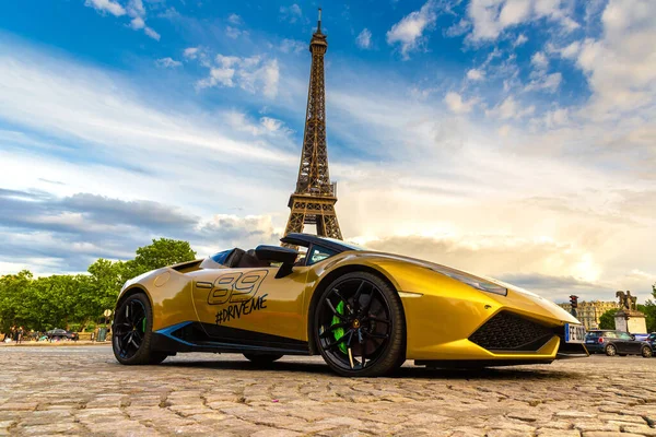Paris França Junho 2022 Carro Desportivo Lamborghini Amarelo Torre Eiffel — Fotografia de Stock