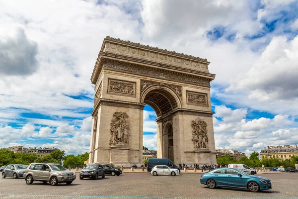 フランス 2022年6月1日 パリ夏の日にパリで凱旋門 — ストック写真