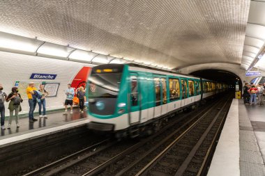 PARIS, FRANCE - 1 Haziran 2022 Paris Metro, Fransa 'da bir yaz gününde Paris' teki en büyük yeraltı sistemi.