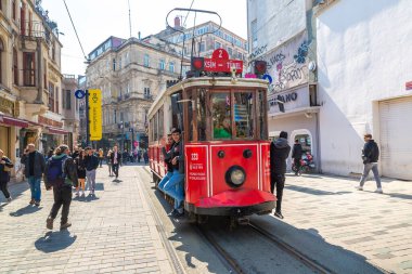 İSTANBUL, TURKEY - 10 Nisan 2022: Güneşli bir günde İstanbul, Türkiye 'de Taksim Istiklal caddesinde Retro tramvay