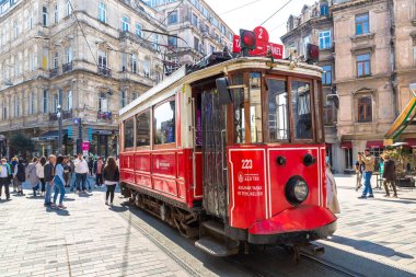 İSTANBUL, TURKEY - 10 Nisan 2022: Güneşli bir günde İstanbul, Türkiye 'de Taksim Istiklal caddesinde Retro tramvay