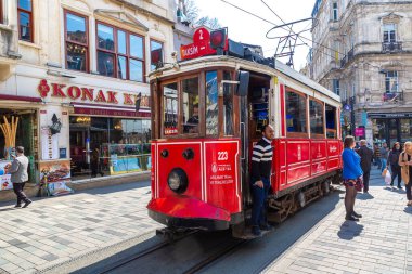 İSTANBUL, TURKEY - 10 Nisan 2022: Güneşli bir günde İstanbul, Türkiye 'de Taksim Istiklal caddesinde Retro tramvay