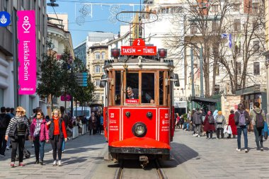İSTANBUL, TURKEY - 10 Nisan 2022: Güneşli bir günde İstanbul, Türkiye 'de Taksim Istiklal caddesinde Retro tramvay