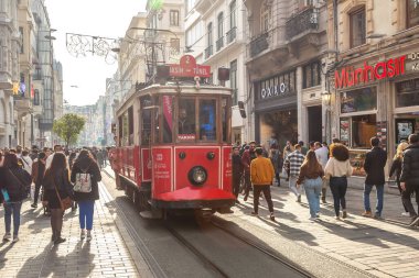 İSTANBUL, TURKEY - 10 Nisan 2022: Güneşli bir günde İstanbul, Türkiye 'de Taksim Istiklal caddesinde Retro tramvay
