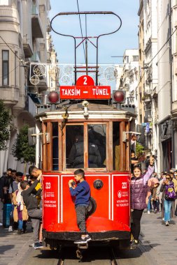 İSTANBUL, TURKEY - 10 Nisan 2022: Güneşli bir günde İstanbul, Türkiye 'de Taksim Istiklal caddesinde Retro tramvay