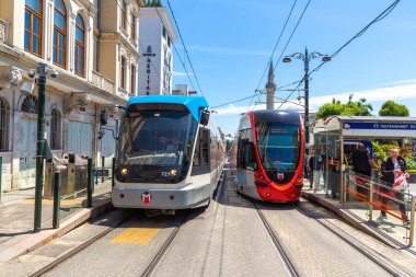 İSTANBUL, TURKEY - 10 Nisan 2022: Güneşli bir günde İstanbul, Türkiye 'de modern tramvay