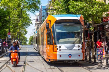 İSTANBUL, TURKEY - 10 Nisan 2022: Güneşli bir günde İstanbul, Türkiye 'de modern tramvay