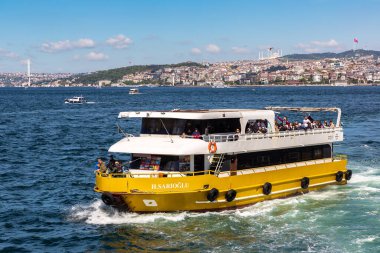 İSTANBUL, TURKEY - 10 Nisan 2022: Güneşli bir günde İstanbul, Türkiye 'deki Altın Boynuz körfezinde yolcu feribotu