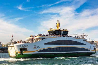 İSTANBUL, TURKEY - 10 Nisan 2022: Güneşli bir günde İstanbul, Türkiye 'deki Altın Boynuz körfezinde yolcu feribotu