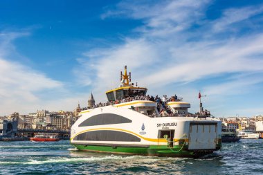 İSTANBUL, TURKEY - 10 Nisan 2022: Güneşli bir günde İstanbul, Türkiye 'deki Altın Boynuz körfezinde yolcu feribotu