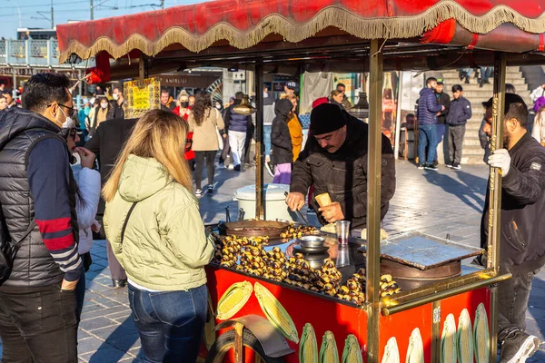 İSTANBUL, TÜRKEYE - 10 Nisan 2022: Türkiye 'nin İstanbul kentinde Türk usulü kavrulmuş geleneksel kestane satıcısı