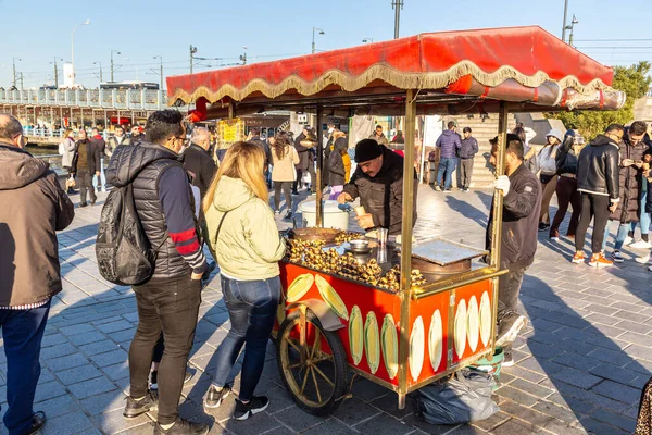 İSTANBUL, TÜRKEYE - 10 Nisan 2022: Türkiye 'nin İstanbul kentinde Türk usulü kavrulmuş geleneksel kestane satıcısı