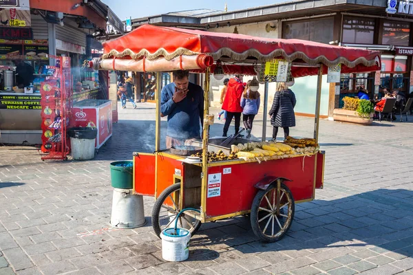 Istanbul Turquia Abril 2022 Vendedora Rua Turca Vende Milho Castanha — Fotografia de Stock