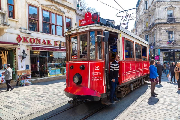 伊斯坦布尔伊斯坦布尔 2022年4月10日 阳光灿烂的土耳其伊斯坦布尔Taksim Istiklal大街上的复古电车 — 图库照片