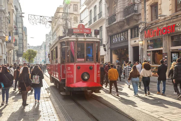 Istanbul Turquía Abril 2022 Tranvía Retro Calle Taksim Istiklal Estambul — Foto de Stock