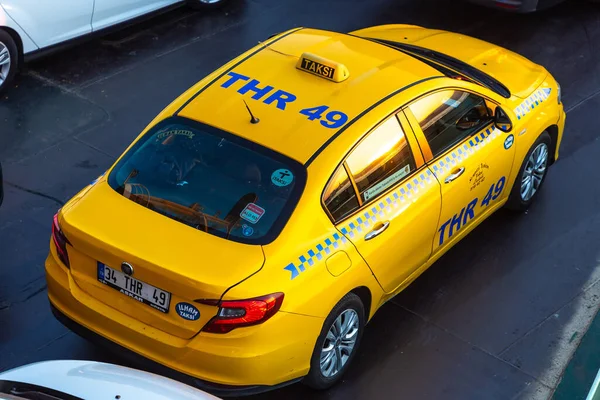 イスタンブール トルコ 2022年5月10日 晴れた日にトルコのイスタンブールでトルコの黄色のタクシー — ストック写真