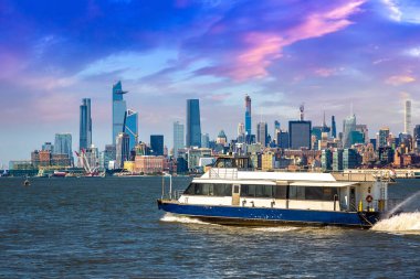 Hudson Nehri 'ndeki New York su yolu feribotu Manhattan şehir planına karşı, ABD
