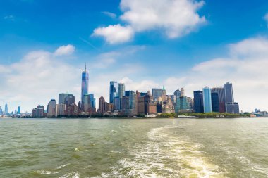 Hudson Nehri 'nde seyyar köpük yıkama ve New York' ta New York Şehri 'nin günbatımında panoramik manzarası.