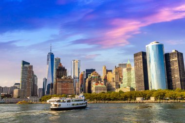 Manhattan şehir manzarasının panoramik görüntüsü ve New York City 'deki feribot feribotu gün batımında, New York, ABD