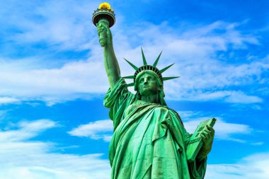 New York City, New York, ABD 'de mavi gökyüzüne karşı güzel bir bulut arka planına sahip Özgürlük Heykeli
