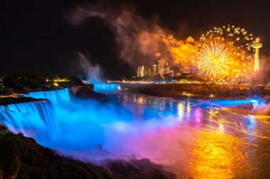 Amerika 'nın Niagara Şelalesi' ndeki Amerikan Şelalesi 'nde havai fişekler.