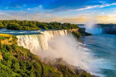 Amerika 'nın Niagara Şelalesi' ndeki Amerikan Şelalesi manzarası