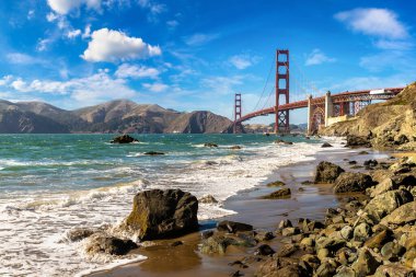 Golden Gate Köprüsü, San Francisco, Kaliforniya 'daki Marshall plajından görüldü.