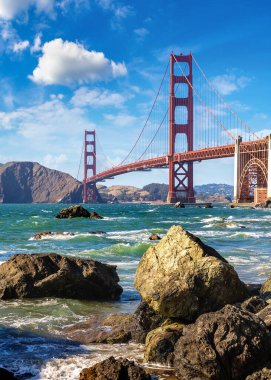 Golden Gate Köprüsü, San Francisco, Kaliforniya 'daki Marshall plajından görüldü.