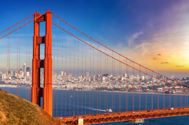 Golden Gate Köprüsü 'nün San Francisco, California, ABD' de günbatımında panoramik görüntüsü