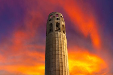 Coit Tower, San Francisco 'da günbatımında, Kaliforniya, ABD