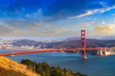 Golden Gate Köprüsü 'nün San Francisco, California, ABD' de günbatımında panoramik görüntüsü