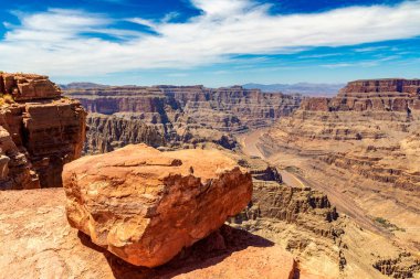 Güneşli bir günde Grand Canyon West Rim 'deki Guano Point, ABD