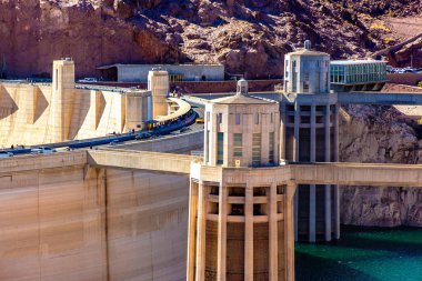 Hoover Barajı ve Colorado Nehri 'ndeki Penstock Kuleleri Nevada ve Arizona sınırı, ABD