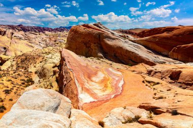 Ateş Dalgası Vadisi Eyalet Parkı 'nda güneşli bir günde Nevada, ABD