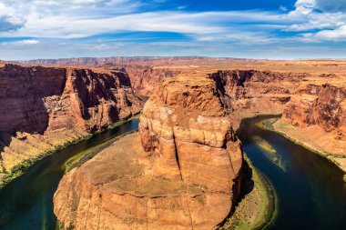 Güneşli bir günde Horseshoe Bend, Arizona, ABD
