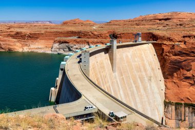 Güneşli bir günde Colorado nehrinde Glen Canyon Barajı, Arizona, ABD