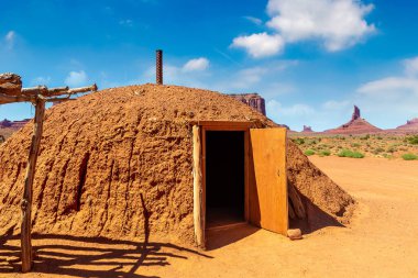 Navajo ulusu rezervasyonundaki Amerikan yerlileri Arizona, Monument Valley 'de.