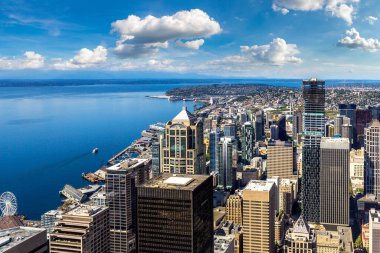 Seattle, ABD 'de güneşli bir günde Seattle iş bölgesinin panoramik hava manzarası