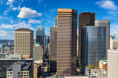 Seattle, ABD 'de güneşli bir günde Seattle iş bölgesinin panoramik hava manzarası