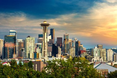 Seattle 'ın günbatımındaki panoramik manzarası, Washington, ABD